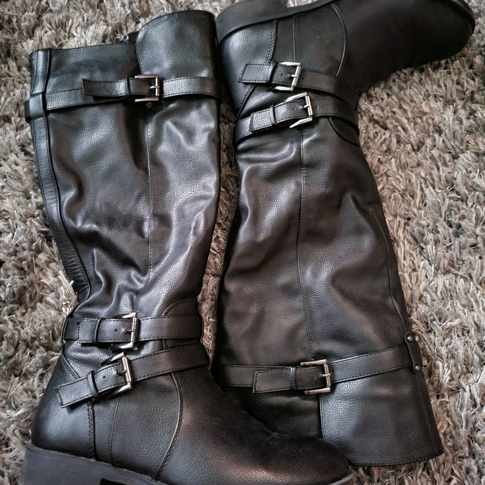 Knee high black boot